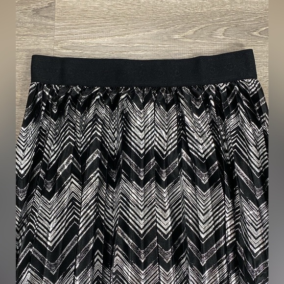 LuLaRoe Women’s Black & Silver Metallic Pleated Skirt Sz M - Picture 2 of 10